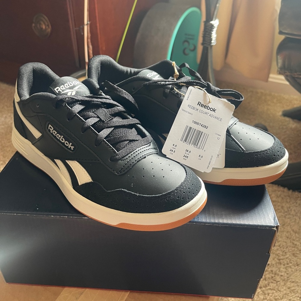 Reebok Men's/Women’s Black Sneakers 8W/6.5M Brand New